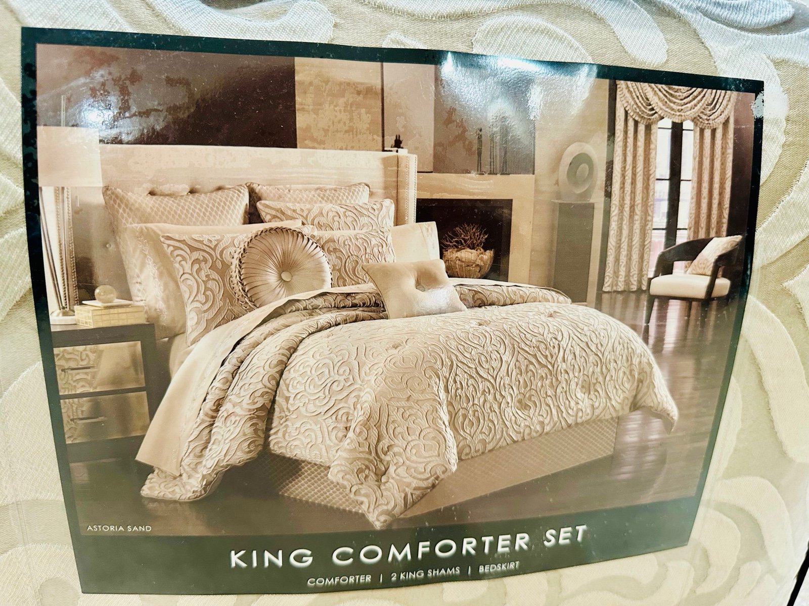 4 Piece J. Queen New York King Comforter Set
