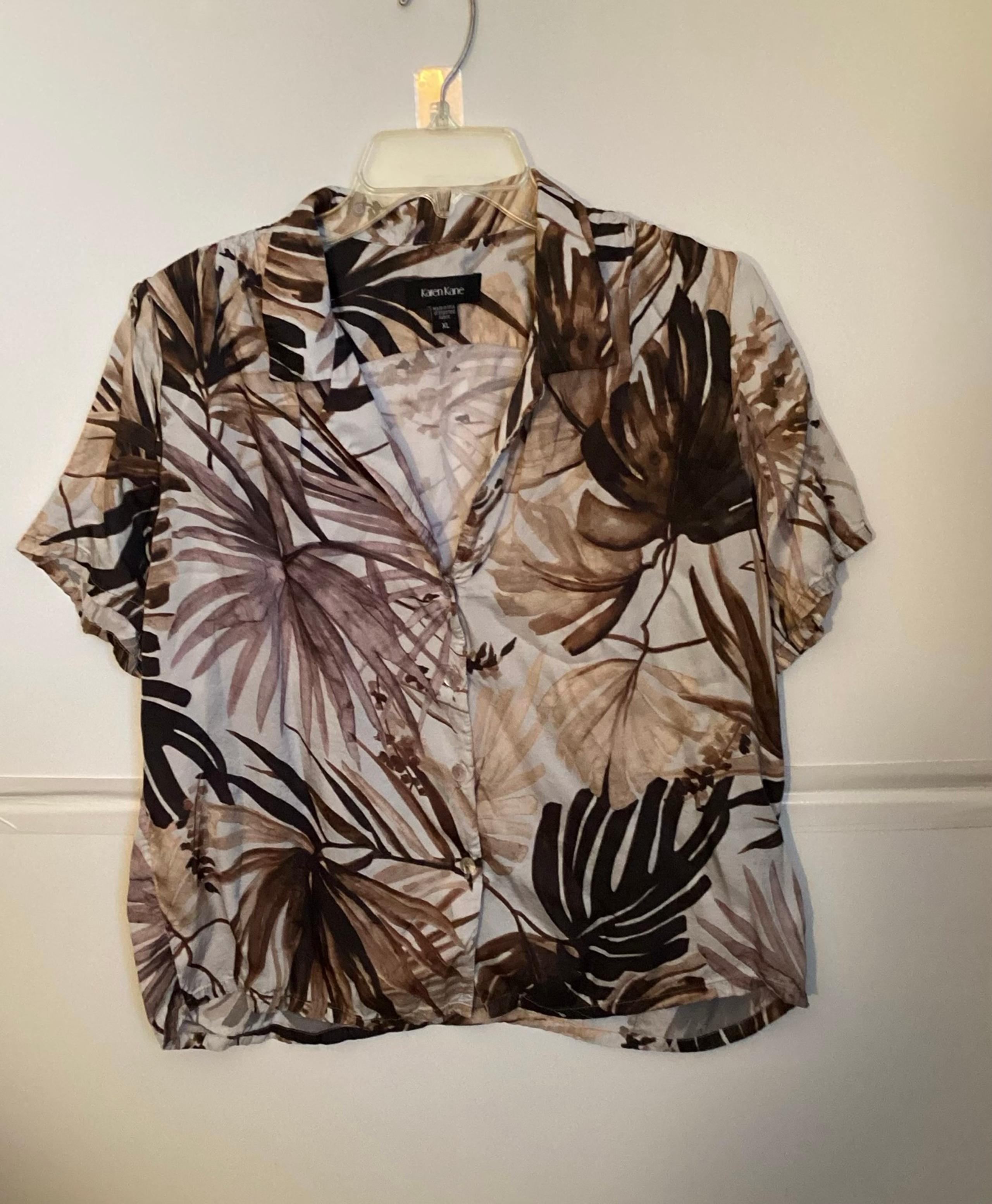Karen Kane SS ladies button up blouse. Size XL