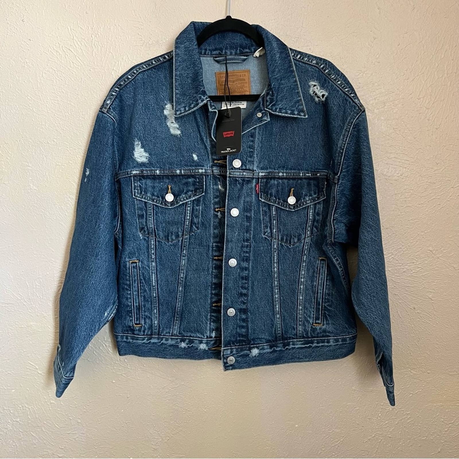 NWT Levi’s 90s Trucker Distressed Denim Jacket Medium Blue