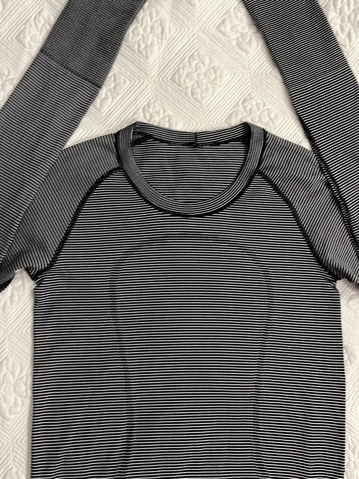 LIKE NEW! Lululemon ♥️SWIFTLY TECH L/S Sleeve Crew (TEMPO STRIPE-BLACK/WHITE) 6
