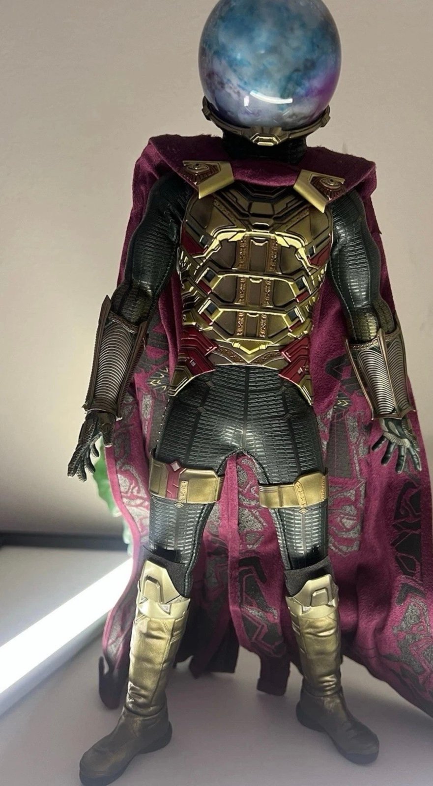 Hot Toys Spider-Man Far From Home Mysterio 1/6th Figure