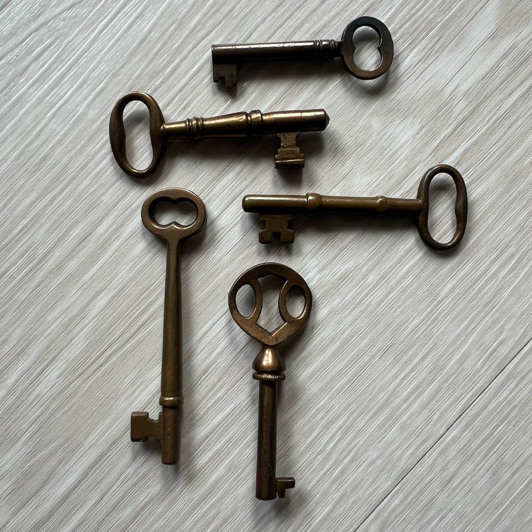 Vintage Lot of 5 Brass Keys Skeleton Cabinet Door Lock Oval Bow Nice Patina