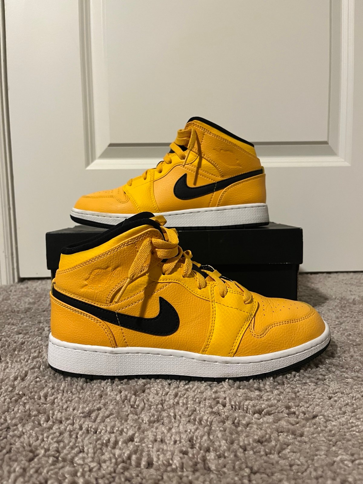 Air Jordan 1 Mid University Gold