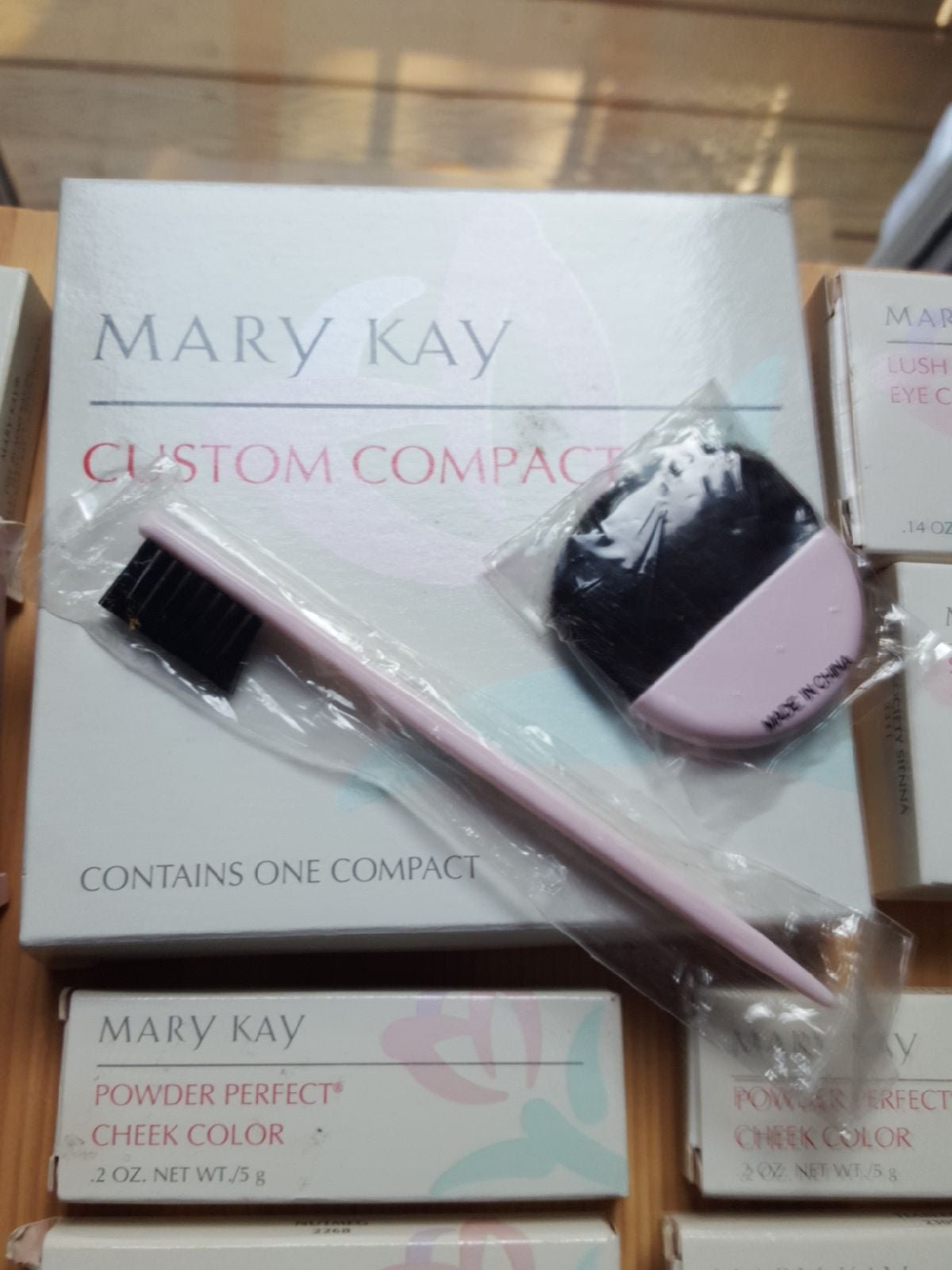 CUSTOM COMPACT & GLAMOUR, MARY KAY - detail