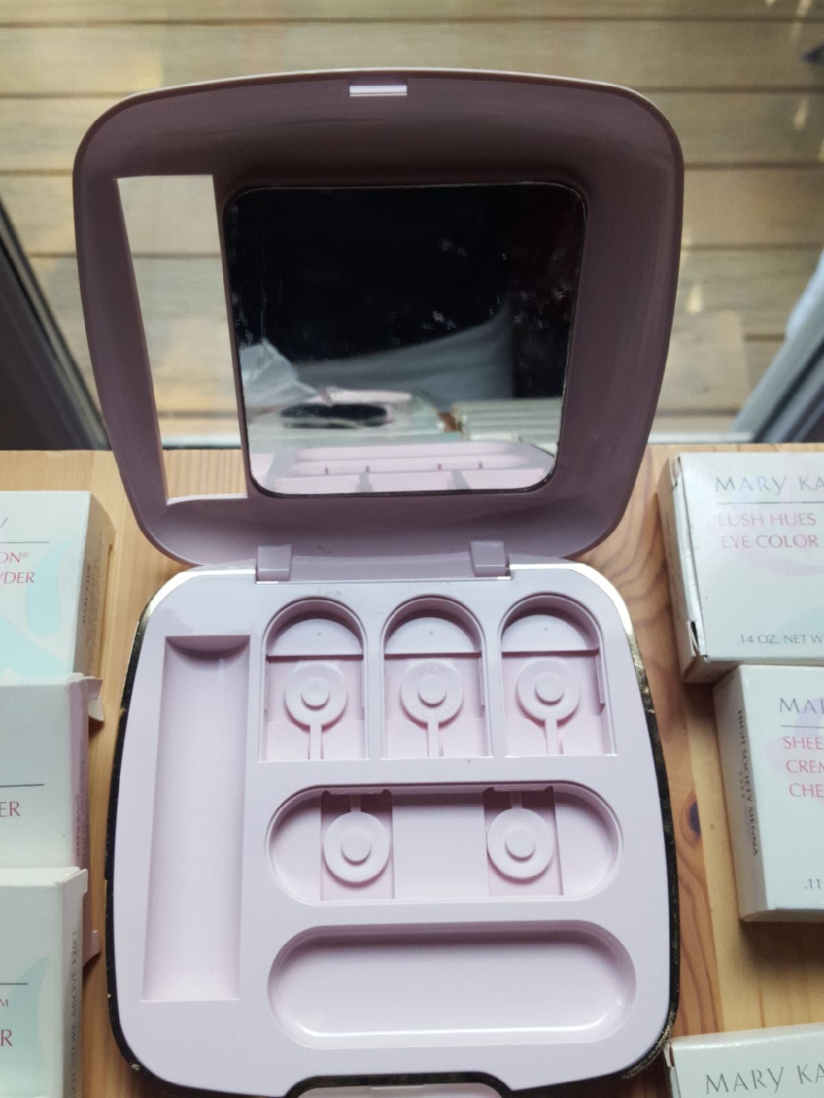 CUSTOM COMPACT & GLAMOUR, MARY KAY - detail