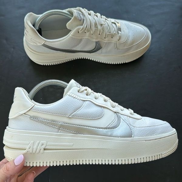 Nike Women’s Sz 10 Air Force 1 PLT.AF.ORM White Metallic Silver DJ9946-101