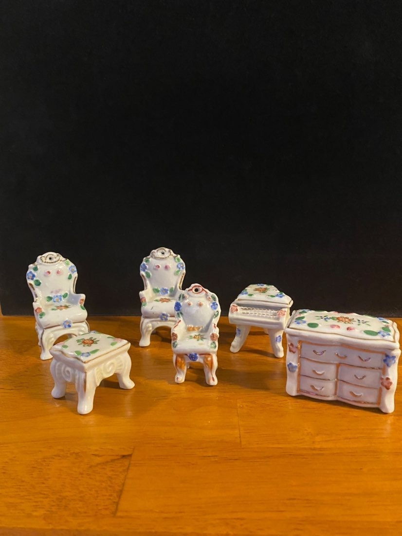 miniature dollhouse furniture