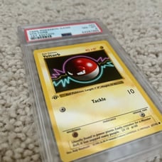 Pokemon Voltorb 1ST EDITION 1999 PSA 8 67/102 Base