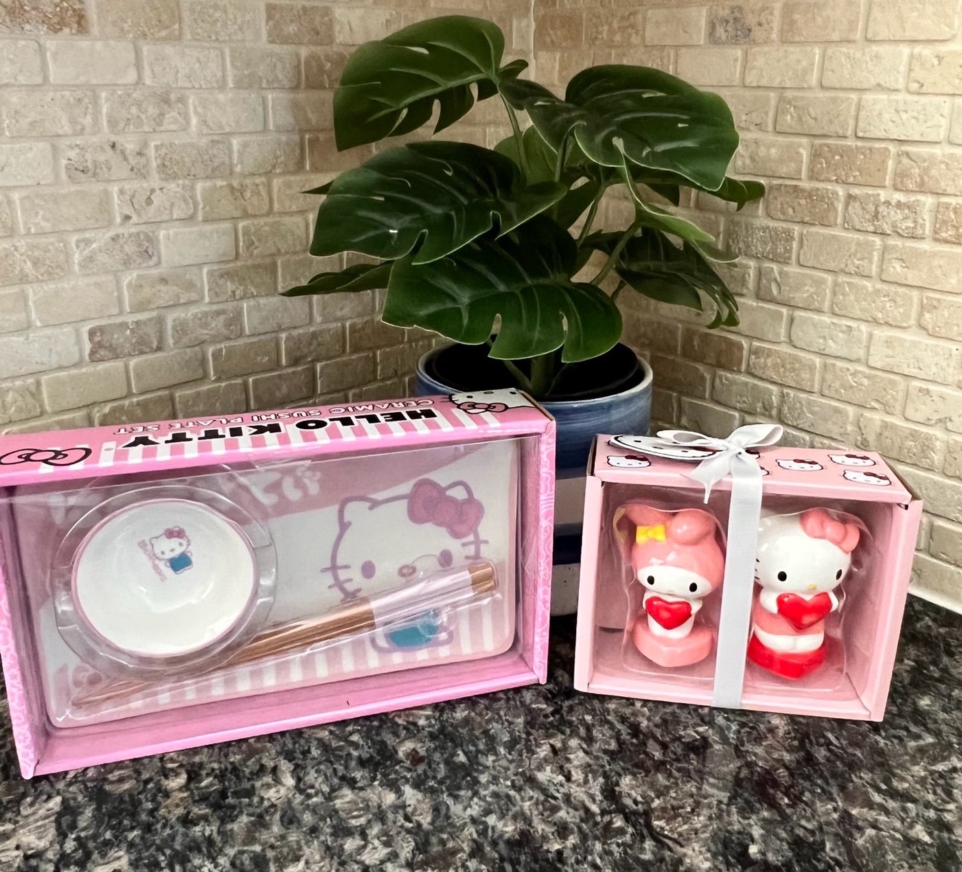 Hello Kitty Ceramic Plate/bowl chopstick & Salt Pepper Set