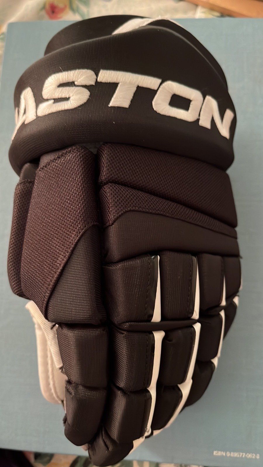 NWT Easton Mako M3 Ice Hockey Glove. Left Hand.