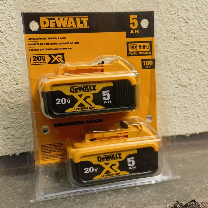 BRAND NEEW DEWALT DCB205-2 20V 5Ah Battery - Pack of 2