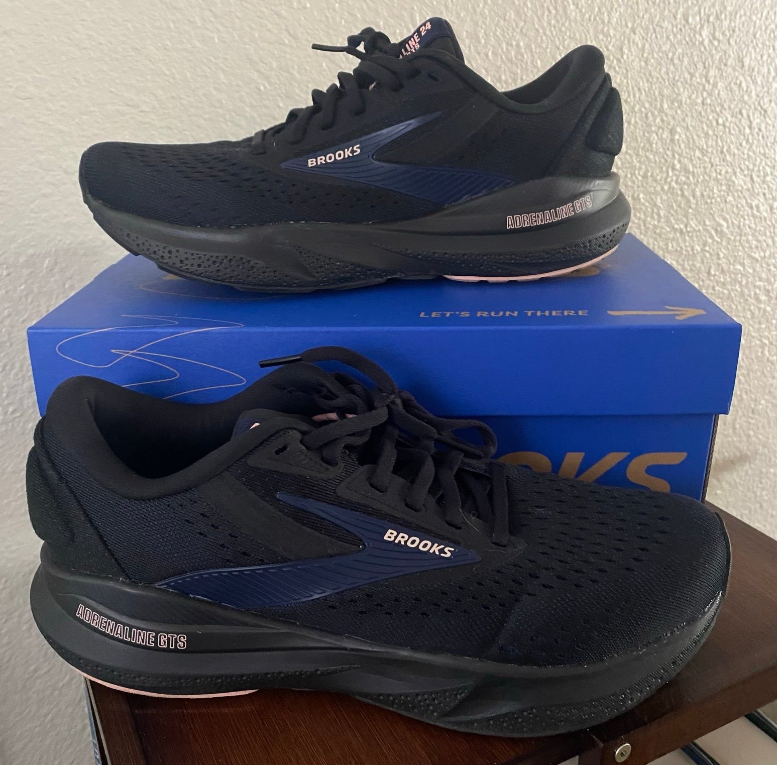 Brooks Adrenaline GTS 24 Women’s 8.5 Black/Peacoat/Peach Medium Width Support