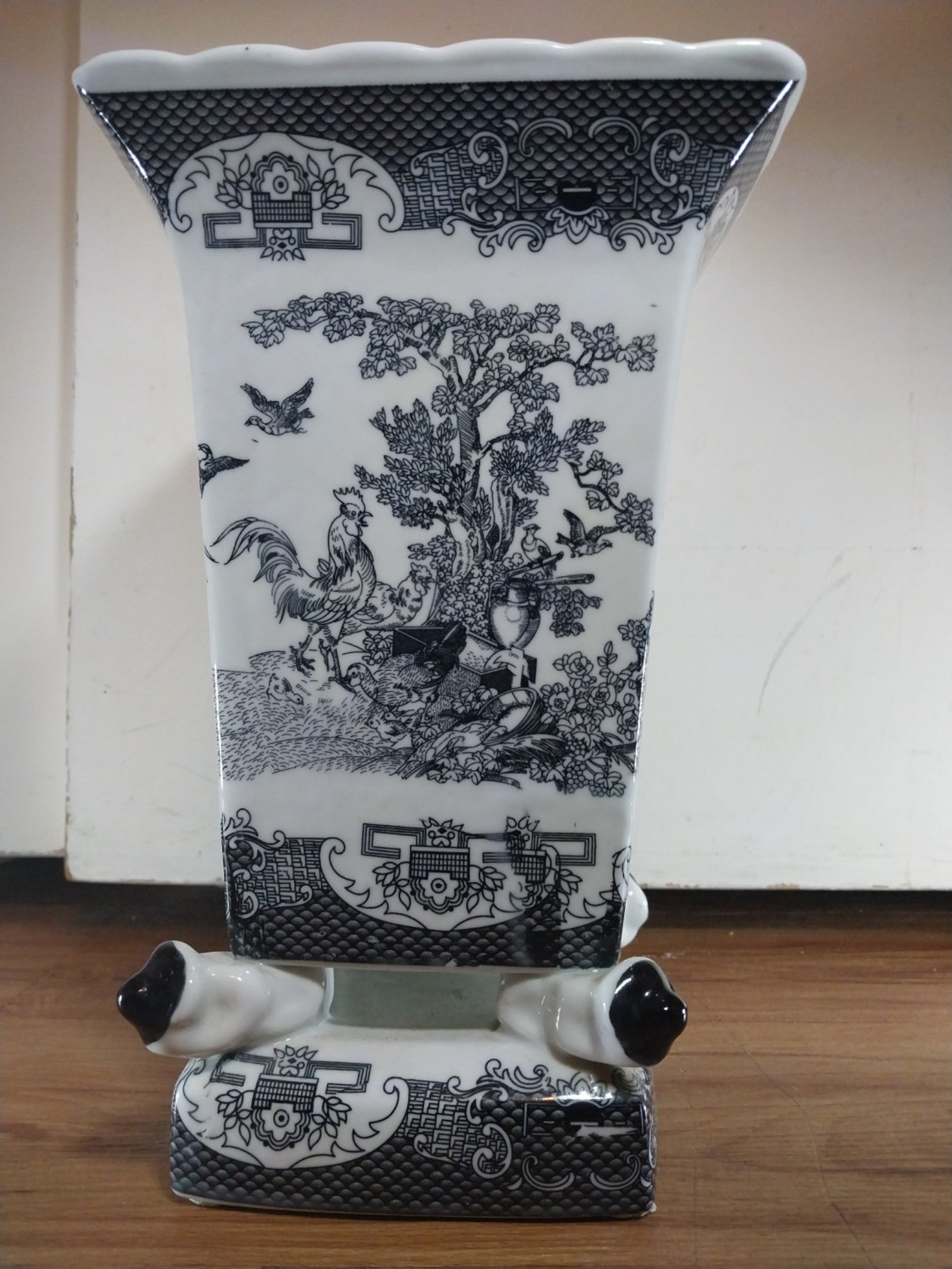 VINTAGE CHINA VASE
