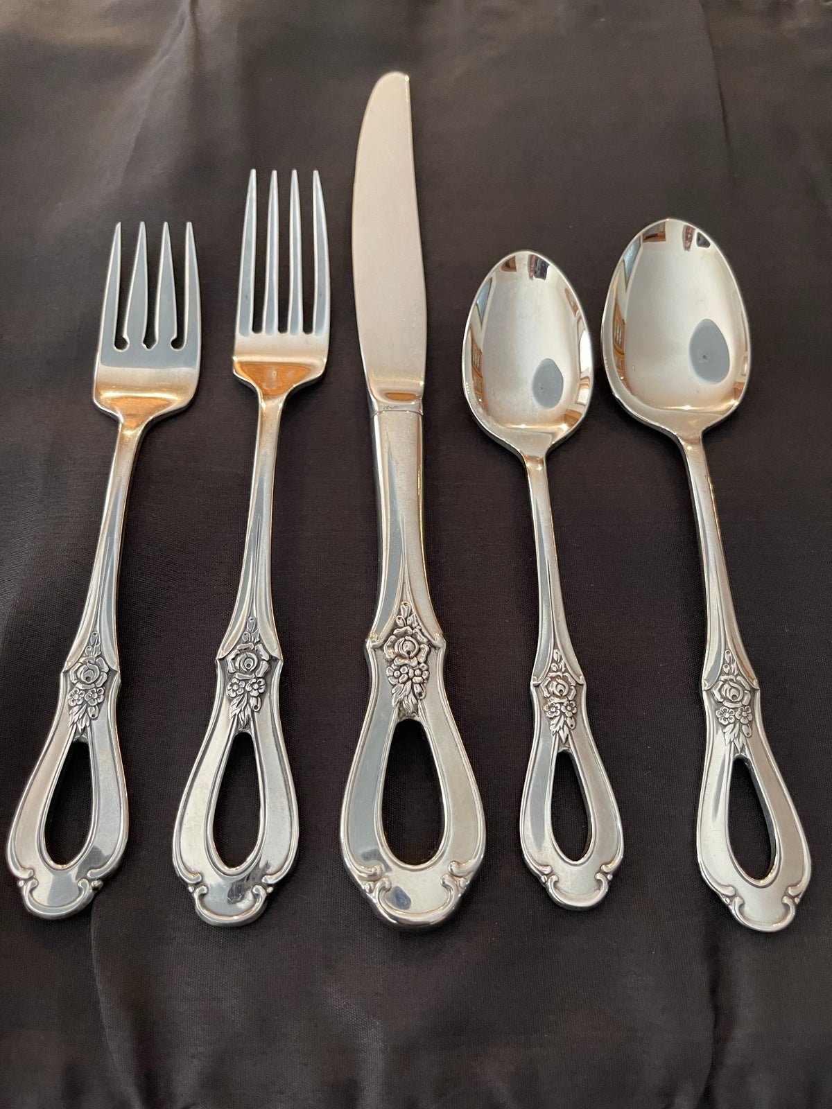 Oneida Toujours Heirloom Cube Stainless Silverware - 5PC Place Setting