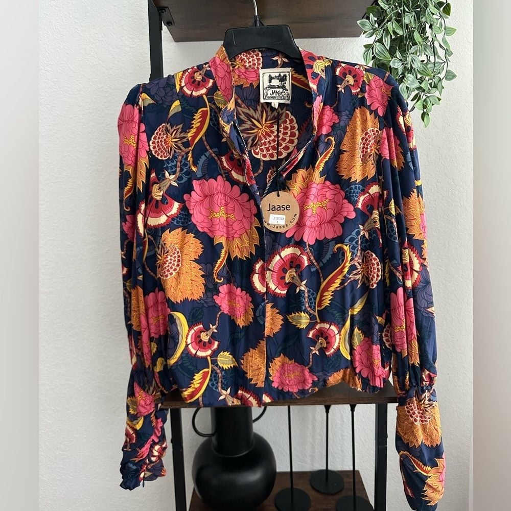 Womens Jaase NWT zip up blouse size large.