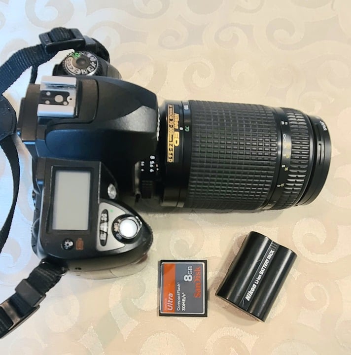 Nikon D70 6.1MP DSLR Camera W/ Nikon ED AF Nikkor 70-300mm 4-5.6 D lens