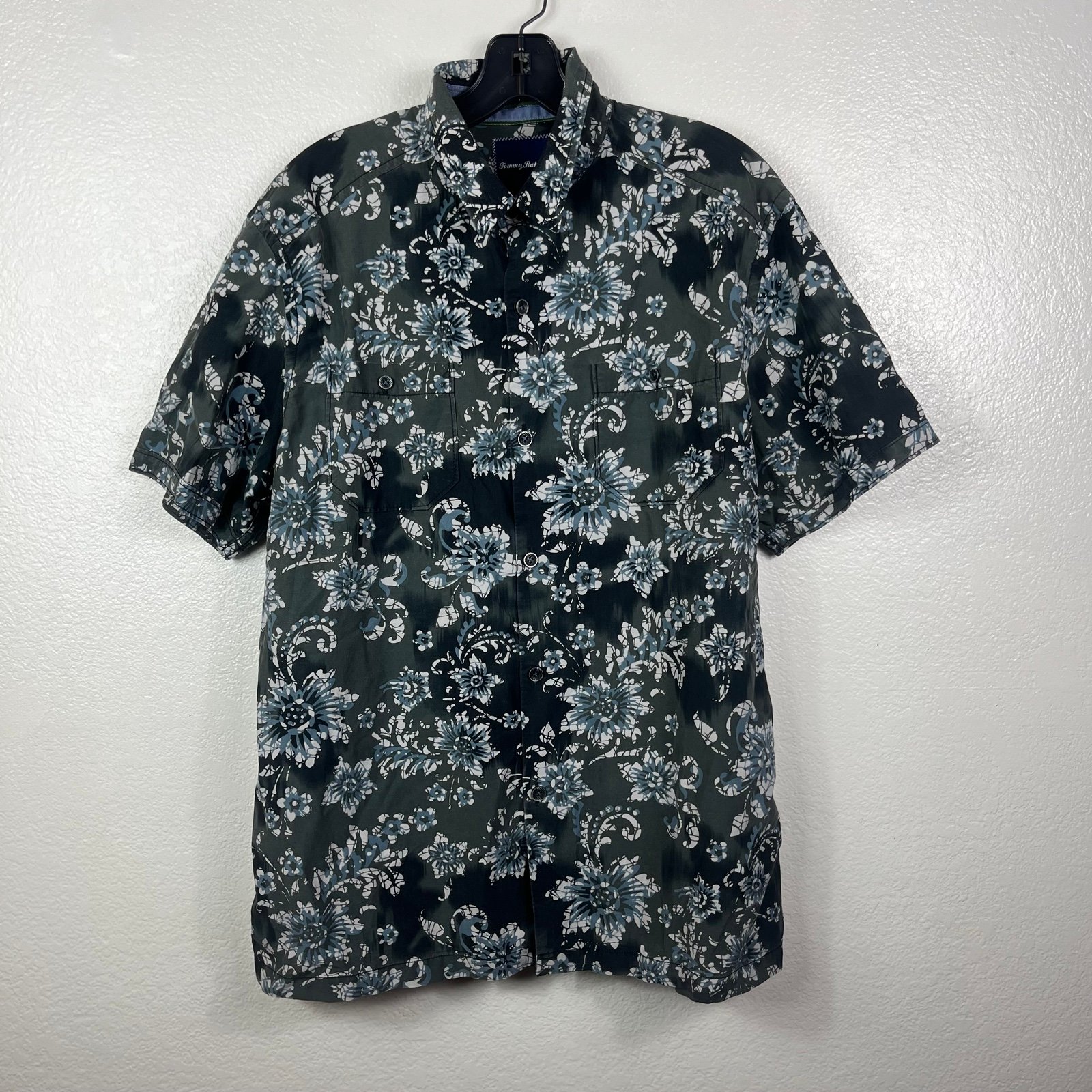 Tommy Bahama medium men silk cotton floral dyed shirt sleeve button front shirt