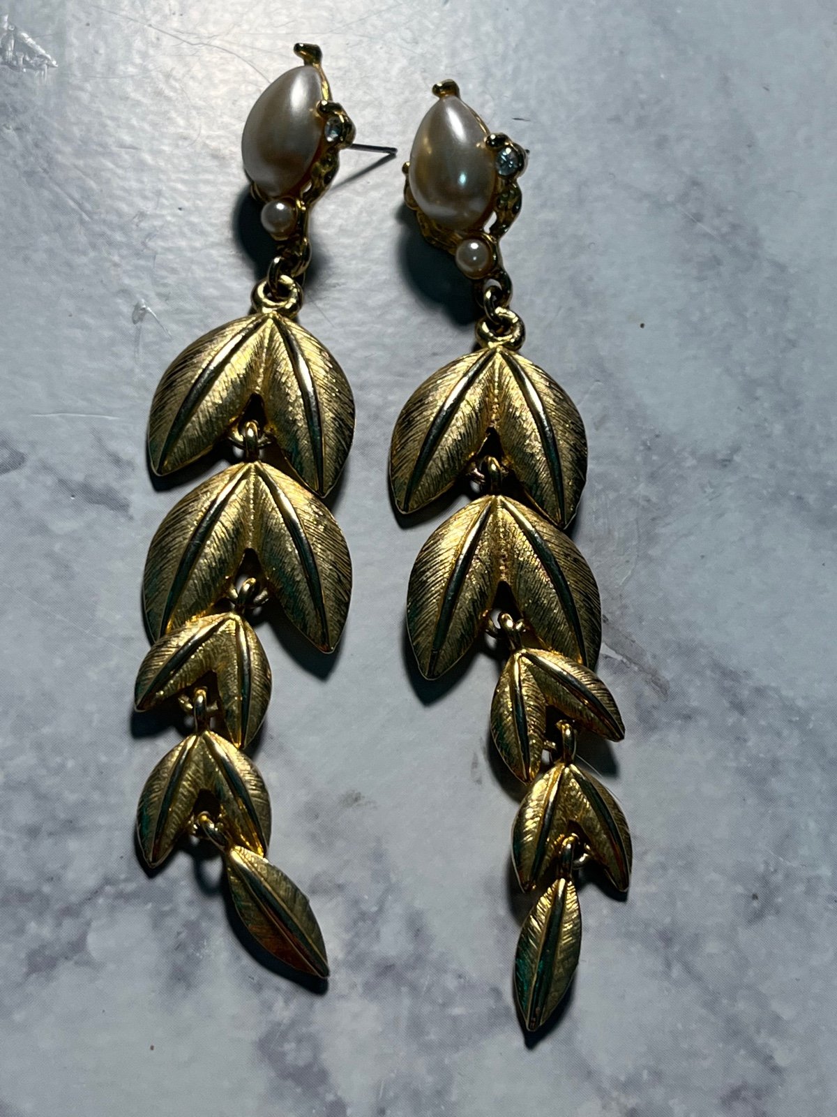 VINTAGE EARRINGS BEAUTIFUL LONG LEAVES PEARL GOLD TONE JEWELRY NO BACKS 4”