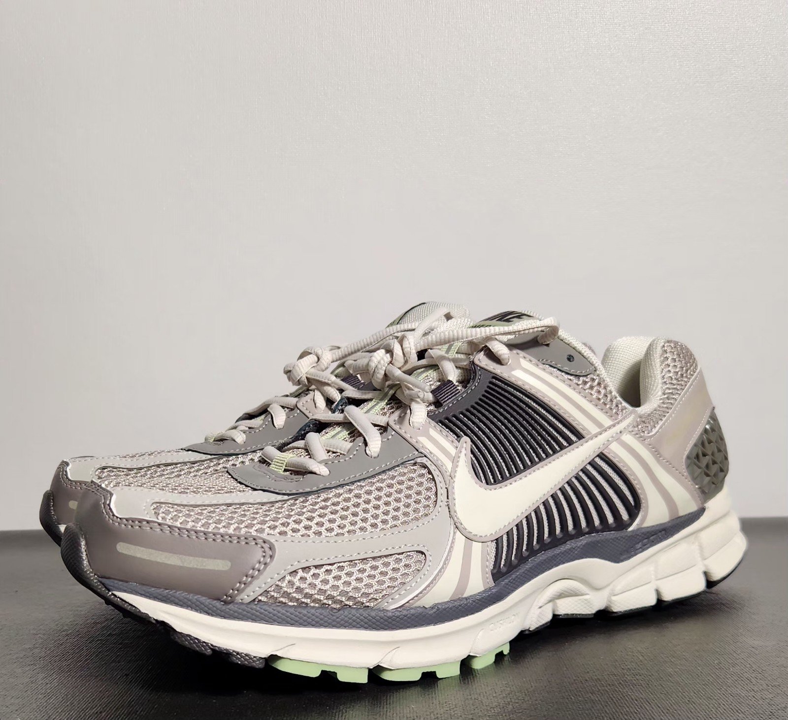 NEW Nike Zoom Vomero 5 WMNS Size 14/MENS 12.5 Cobblestone/Light Bone FB8825-001