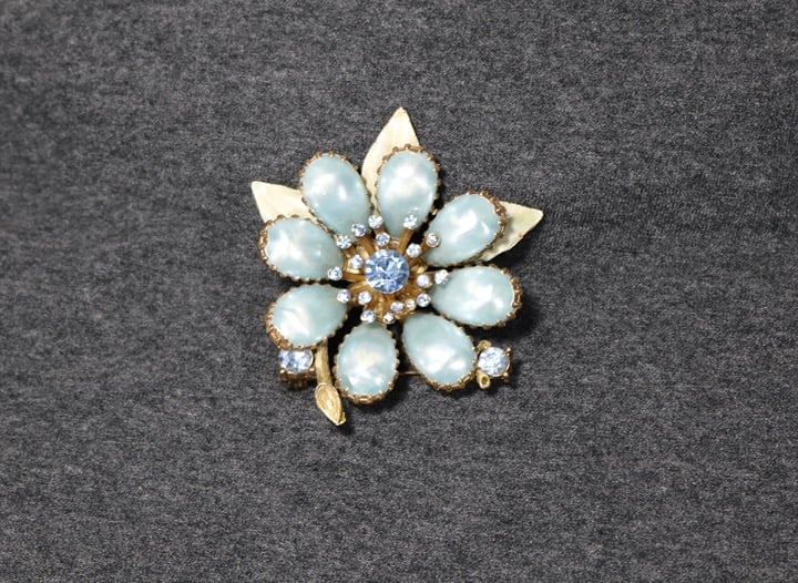 vintage costume jewelry lisner blue rhinestone flower Brooch
