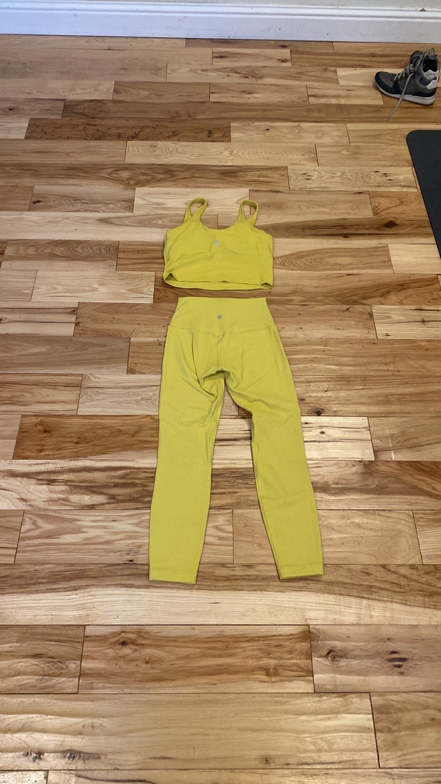 Lululemon set top sz 8 bottoms 4 like new