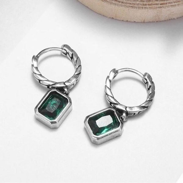 The Emerald Edge Earrings in 925 & cubic zirconia