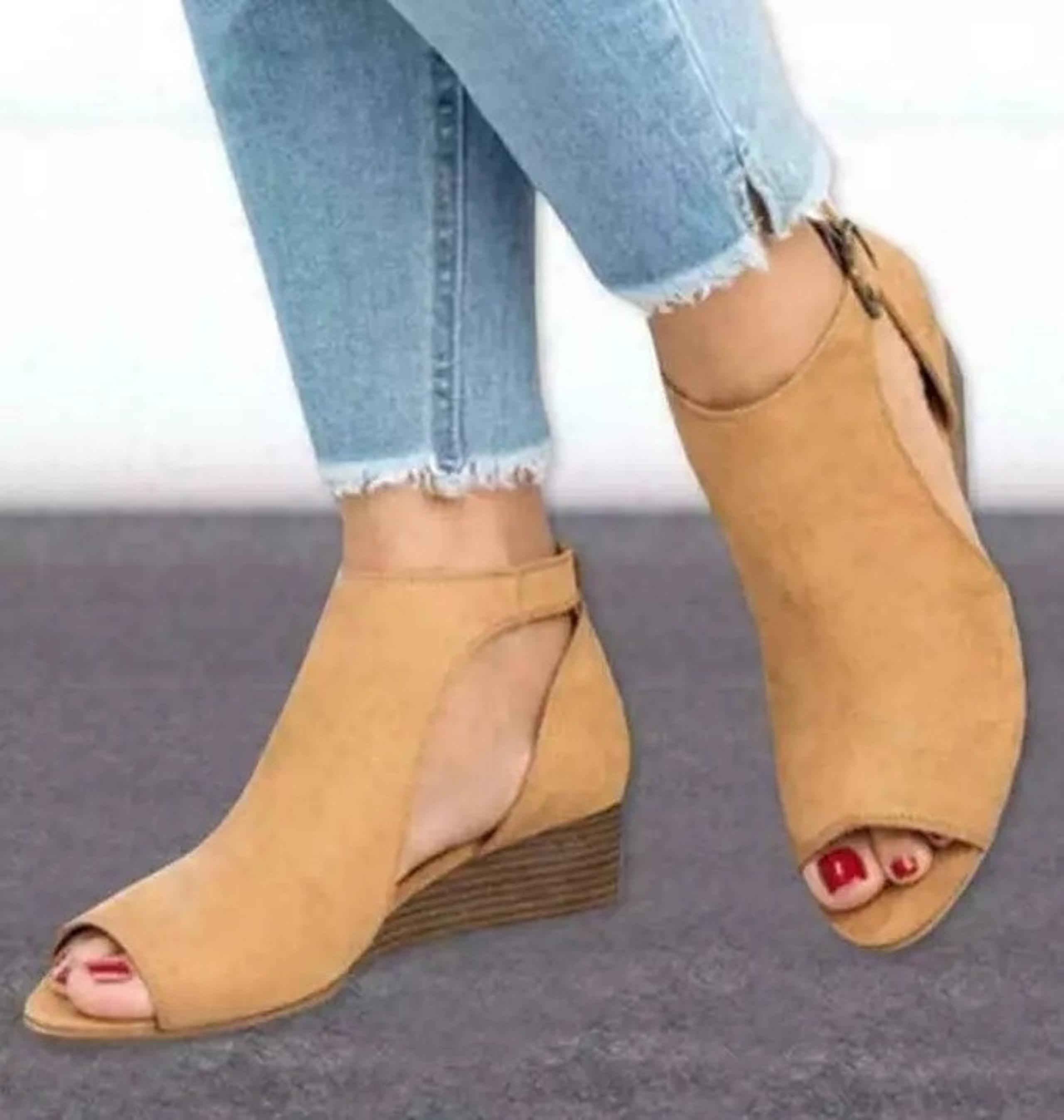 Qupid Casual Summer Ladies Ankle Strap Peep Toe Suede Wedge Sandals US 7 / EU 38