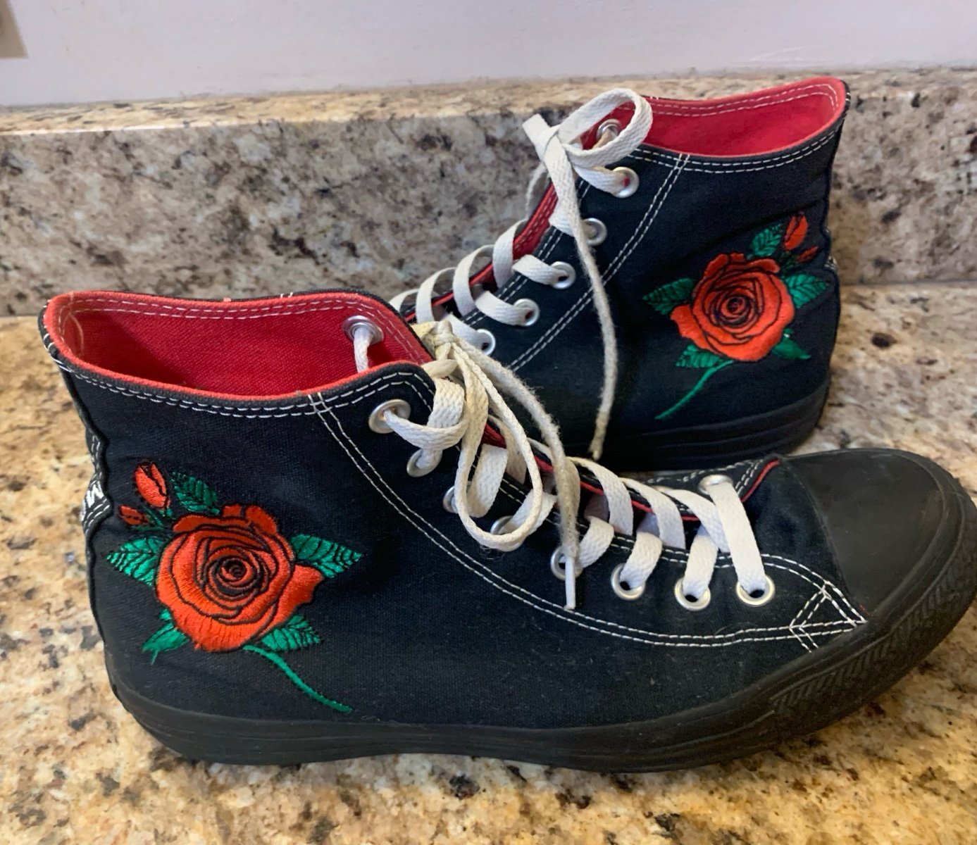 “Converse” Unisex Black & Red Sneakers Chuck Taylor Lift Rose.