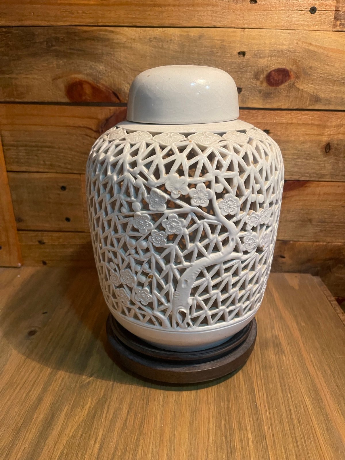 LARGE CHINESE BLANC DE CHINE RETICULATED PORCELAIN GINGER JAR