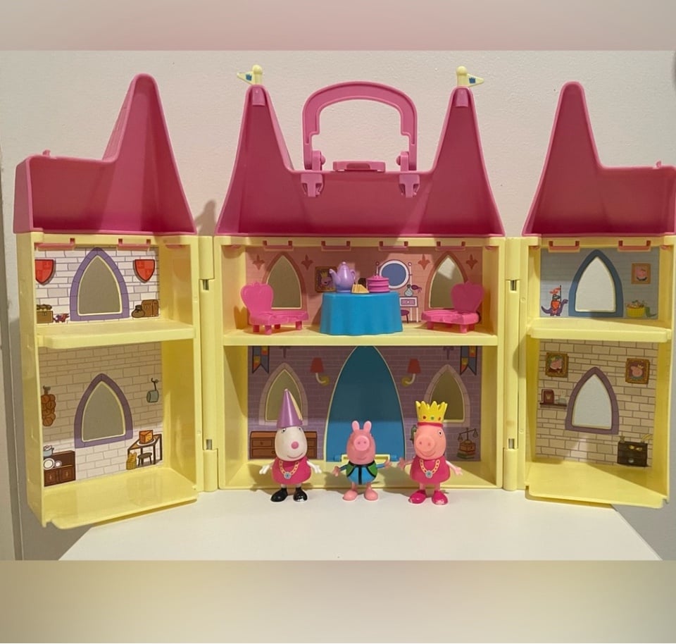 Peppa Pig Princess Folding Castle Playset with 3 Figures and table and chairs