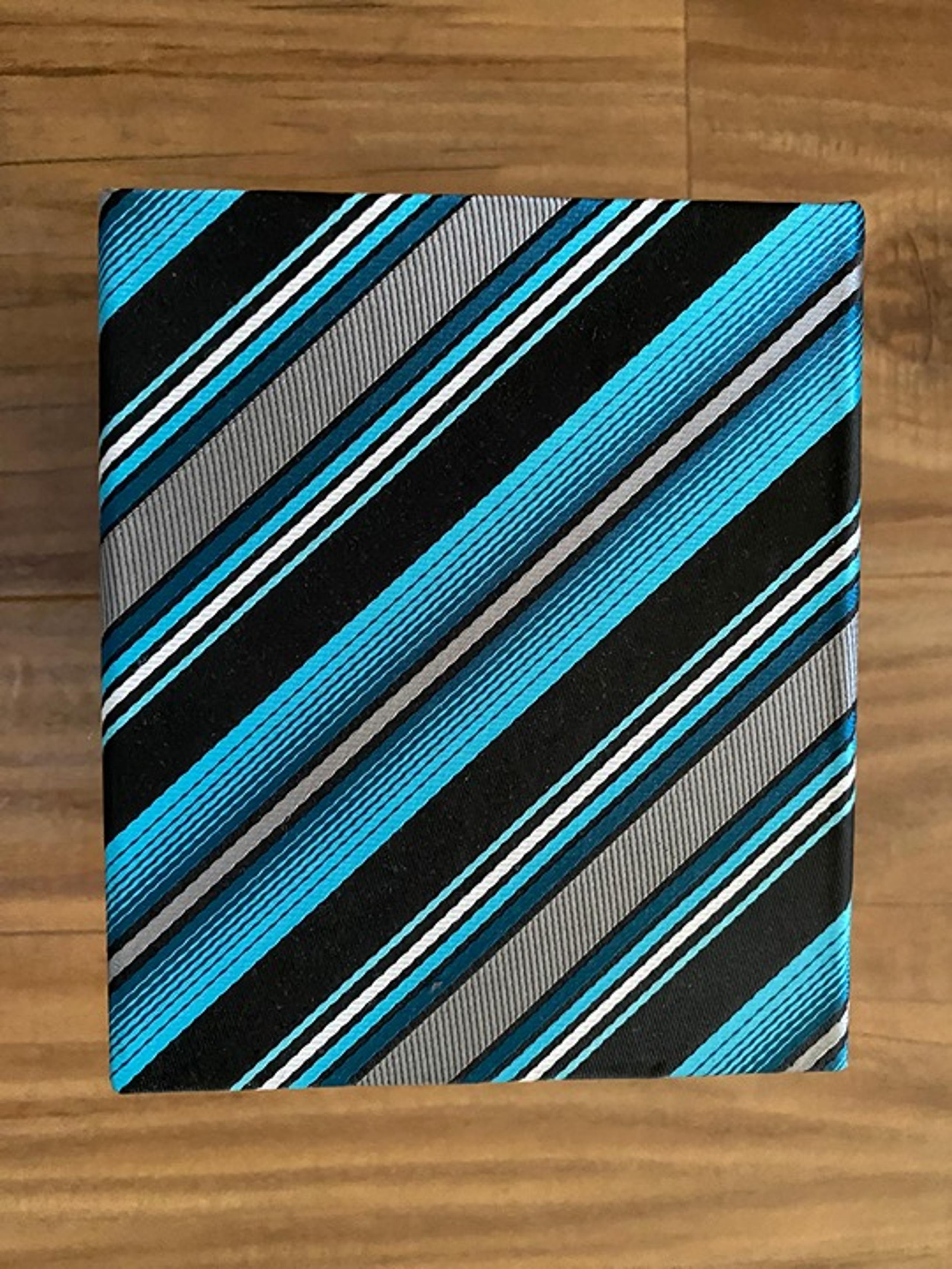 Pierre Cardin Tie and Pocket Square Set